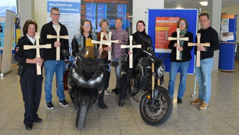 Berufsschüler fertigen Kreuze für die Motorrad-Gedenkfahrt