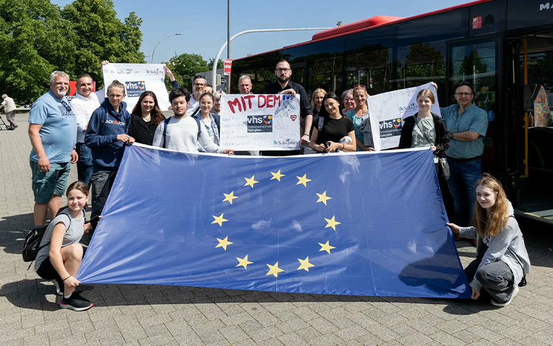 Die Volkshochschule (VHS) der Stadt Salzgitter hatte gemeinsam mit dem städtischen Team Jugend- und Demokratiebildung anlässlich der Europawahl Jugendliche zu einer Bustour eingeladen.