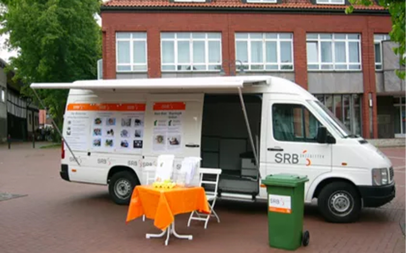 Von Juni bis September ist die Abfallberatung des Städtischen Regiebetriebs (SRB) mit dem Infobus wieder unterwegs.