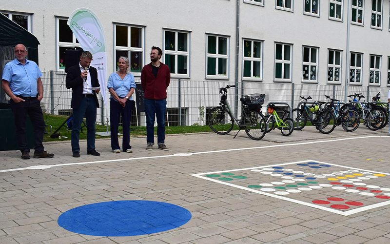 Viele Bürgerinnen und Bürger sowie Akteurinnen und Akteure aus dem Quartier weihten den neuen öffentlichen Vorplatz vor der Grundschule Steterburg mit einem tollen Fest ein.