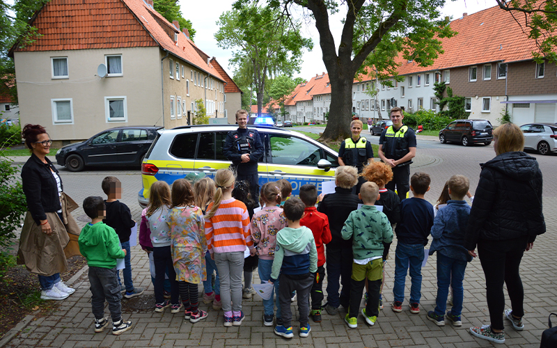 Auch in diesem Jahr wurde die Polizeistation Salzgitter-Gebhardshagen wieder darum gebeten, das sogenannte "Fußgängerdiplom" der zukünftigen Erstklässler aus dem Kindergarten St. Gabriel zu begleiten.