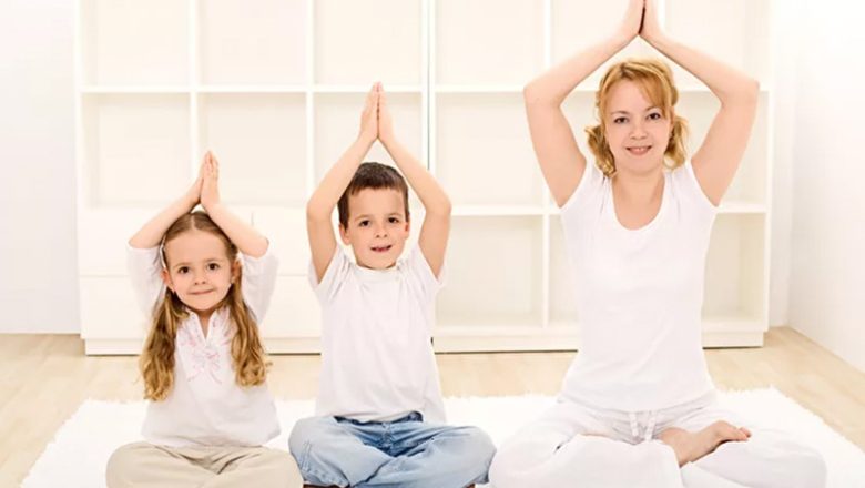 Neuer VHS-Kurs „Familien-Yoga“