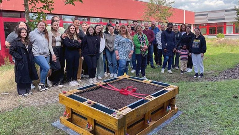 Nachhaltig: Stadtbibliothek und BBS weihen Hochbeet ein