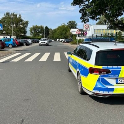 Polizeibeamte stellten bei Fußballfans Personalien fest und erteilten Platzverweise