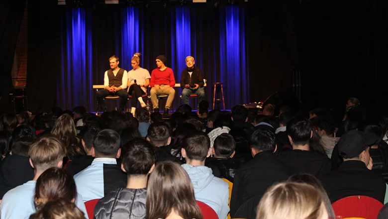 Schulen zu Theateraufführung eingeladen