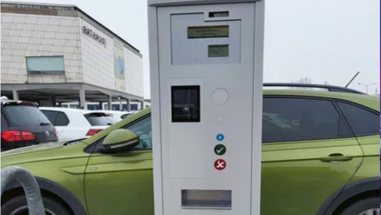 Neuen Parkscheinautomaten vor dem Rathaus aufgestellt