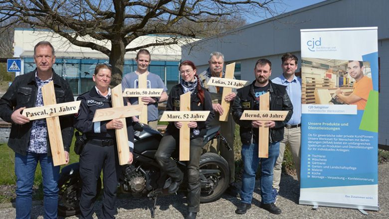 Holzkreuze zum Gedenken an tödlich verunglückte Motorradfahrerinnen und -fahrer