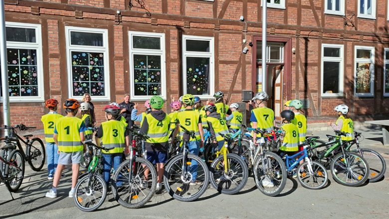 Verkehrssicherheitsarbeit von Polizei und Grundschulen in Form von Radfahrprüfungen