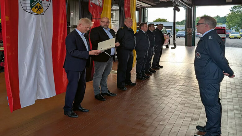 OB Klingebiel dankt seinen Feuerwehreinsatzkräften und überreicht Hochwasser-Ehrennadeln