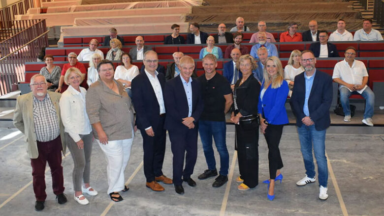 OB Klingebiel und Innenstaatssekretär Manke weihen „neue“ Aula in Fredenberg ein