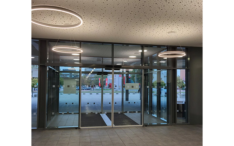 Die seit März laufenden Bauarbeiten am Eingang des Foyer-Bereiches des Rathauses sind abgeschlossen.