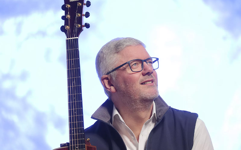 Liedermacher Mario Becker präsentiert am Freitag, 10. Oktober, um 18.30 Uhr in der Stadtbibliothek der Stadt Salzgitter in Salzgitter-Bad am Marktplatz 11 sein neues Programm „Loopen.Reim“.