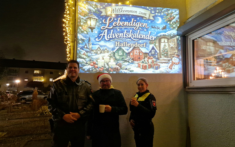 Polizei unter der Überschrift "Subjektives Sicherheitsbedürfnis"und "Sicherheit in Salzgitter-Hallendorf" unterwegs im Austausch mit den Bewohnerinnen und Bewohnern.