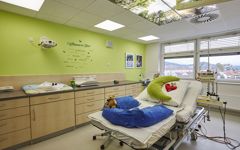 Die geburtshilfliche Abteilung der Asklepios Harzklinik Goslar, Kösliner Straße 12, lädt am Dienstag, den 7. April 2026, um 19 Uhr wieder zu einem Informationsabend ein, außerdem gibt es eine Führung durch die Kreißsäle.