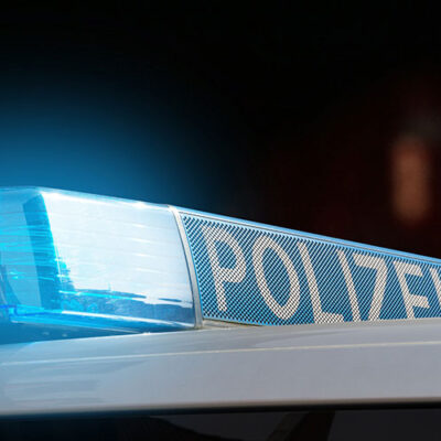 Polizei ermittelt wegen Unfallflucht und sucht Hinweisgebende.