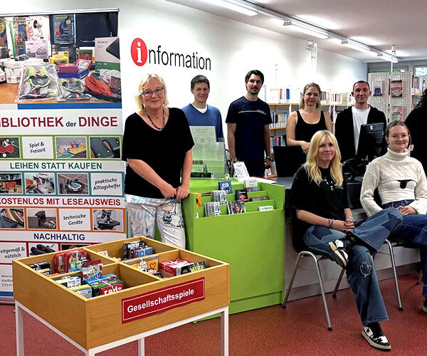 Großes Bücherrücken in der Stadtbibliothek in Bad