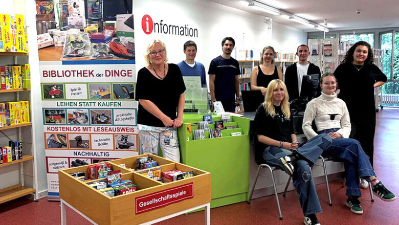 Großes Bücherrücken in der Stadtbibliothek in Bad