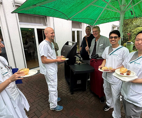 Geschäftsführung und Betriebsrat am Grill: Gratis-Würstchen für die Mitarbeitenden