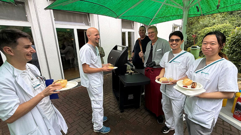 Geschäftsführung und Betriebsrat am Grill: Gratis-Würstchen für die Mitarbeitenden