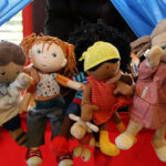 Mit Handpuppen gut vorbereitet auf die Einschulungsuntersuchung