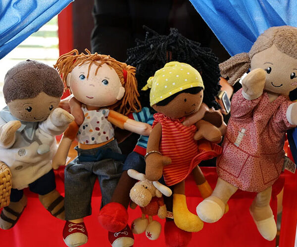 Mit Handpuppen gut vorbereitet auf die Einschulungsuntersuchung