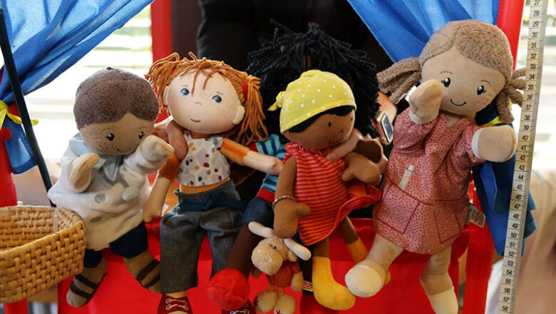 Mit Handpuppen gut vorbereitet auf die Einschulungsuntersuchung